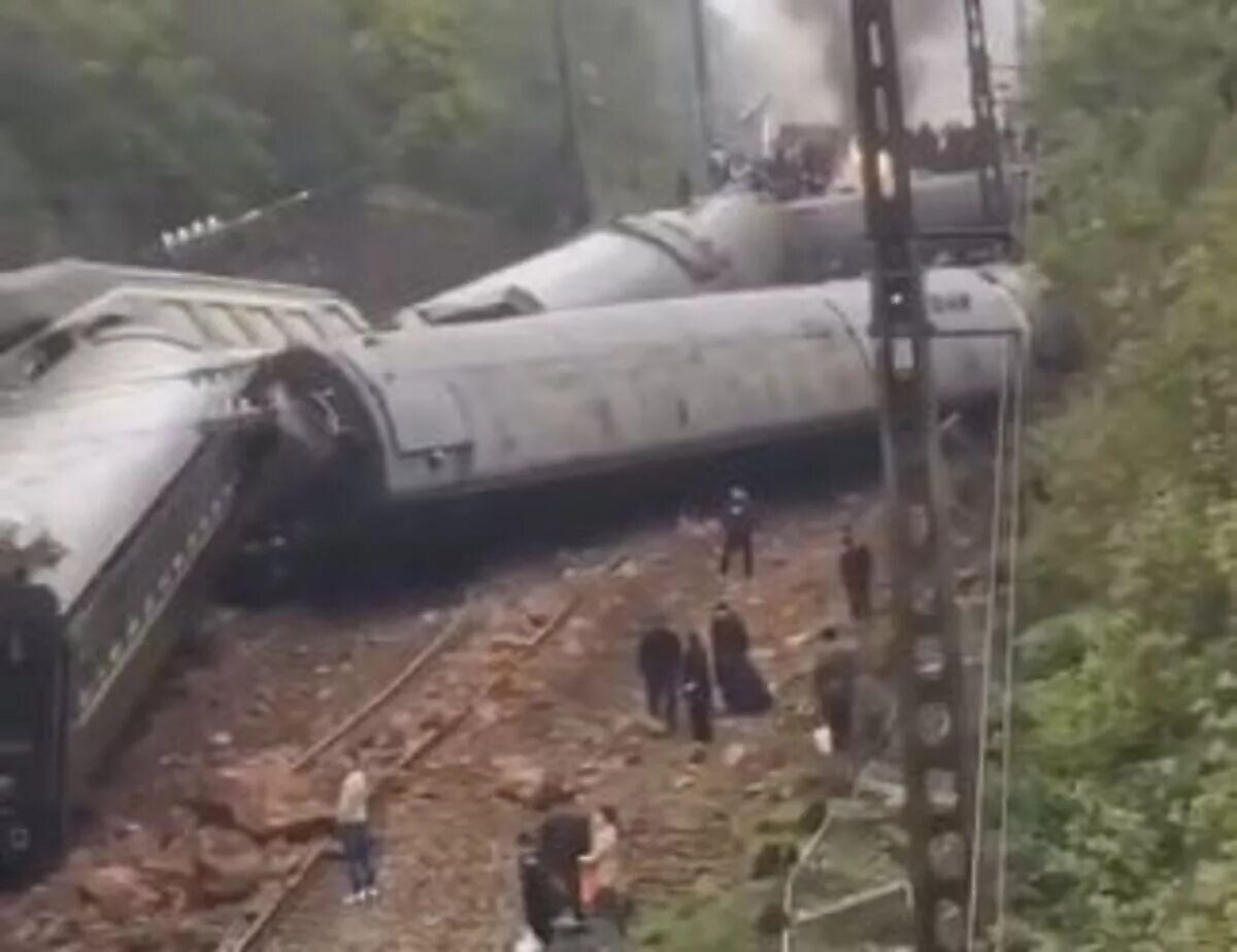 Люди в поезде. Люди в поезде. Авария поезд амтрак сша. Сошедшая с рельсов разные пути крушение дорама. Сход поезда.