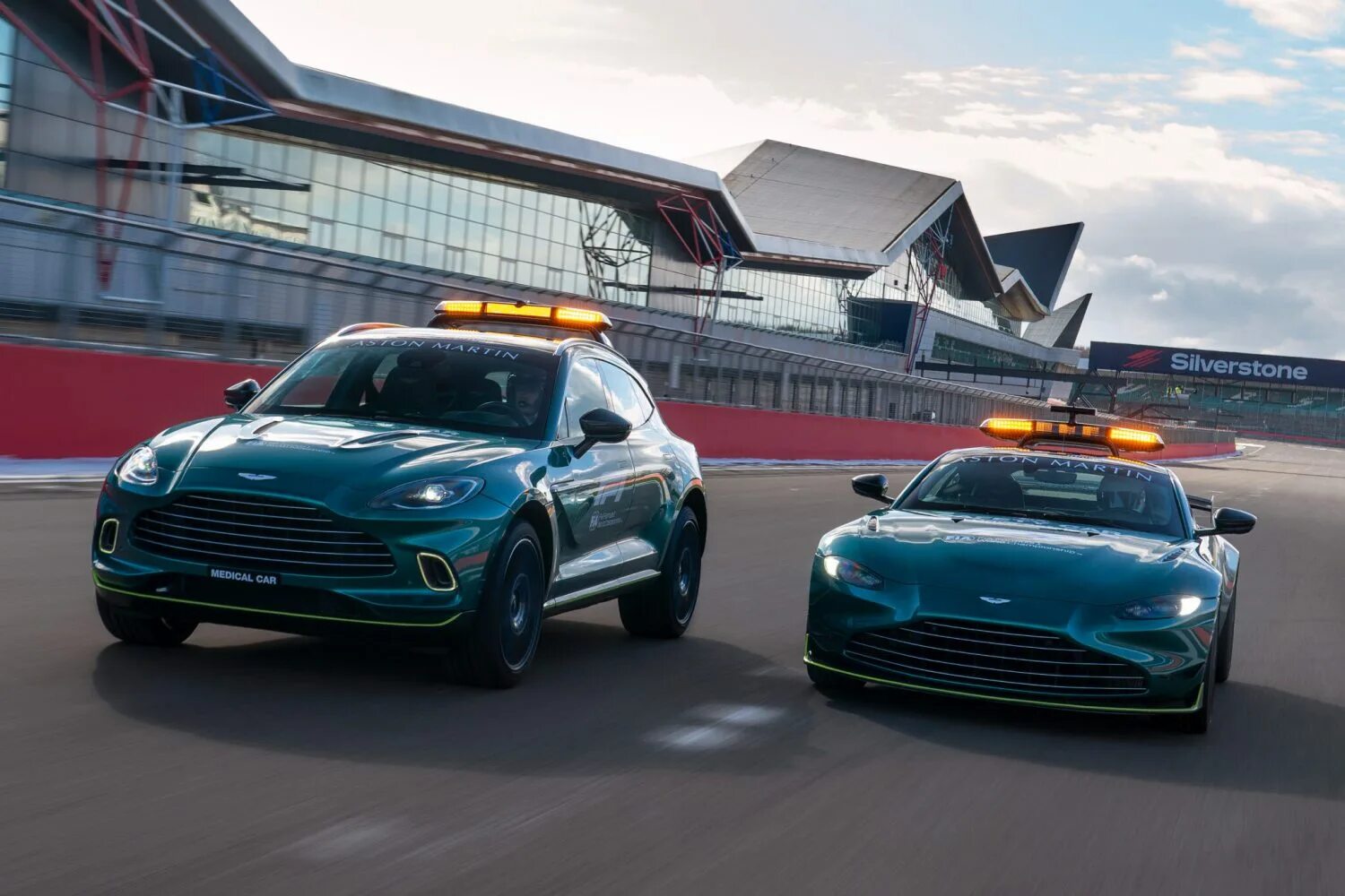 Автомобиль безопасности формула. Aston Martin Safety car f1 2021. Aston Martin f1 Safety car. Aston Martin f1.