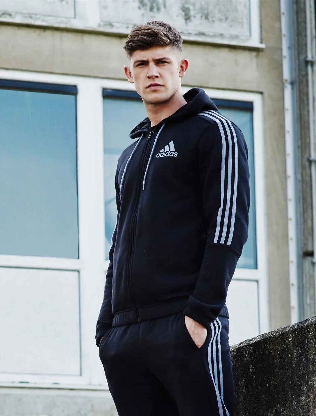 Русский адидас. Парень в спортивном костюме. парни в adidas. парень в адидасе. красивые парни в спортивных костюмах.