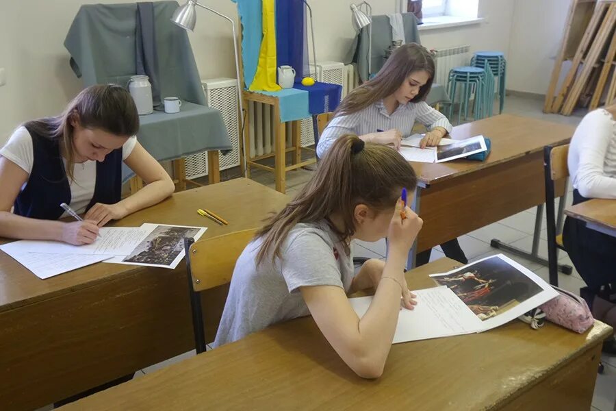 Окончивший вечернюю школу. Вечерняя школа чаны. Вечер встречи выпускников. Занятие в вечерней школе. Вечерняя школа сургут.