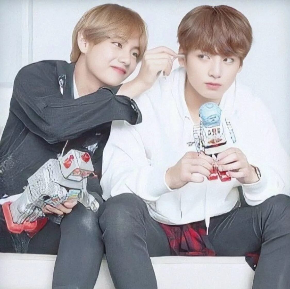 Вигуки с днем рождения и годовщиной. BTS taekook. Вигуки BTS 2021. БТС 2021 Чонгук и Тэхен. BTS World Тэхен.