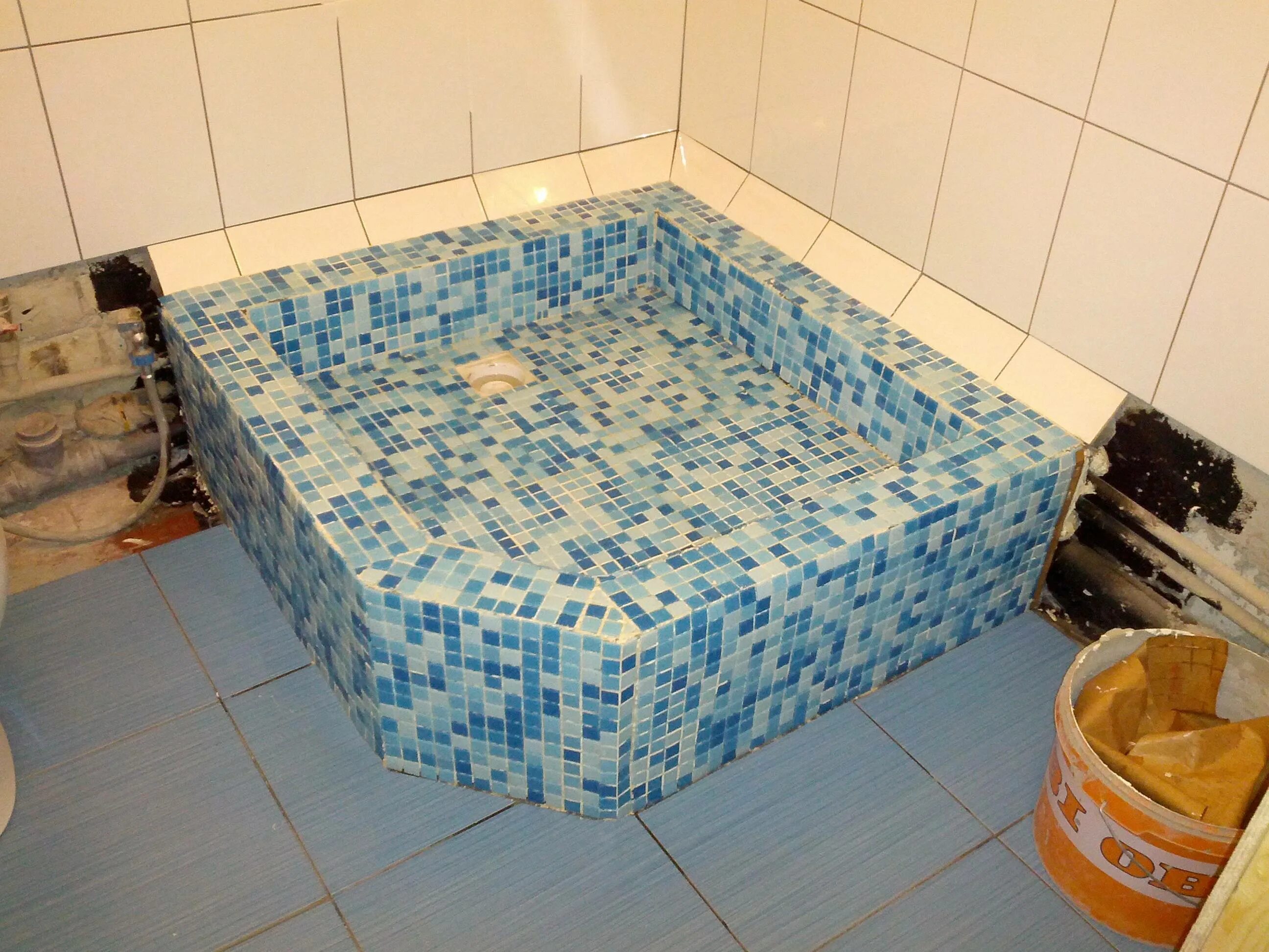 Самодельная ванная ванн. Поддон из плитки. Поддон для душевой кабины из мозаики. Поддон душевой из мозайкии плитки. Поддон из плитки мозаики.