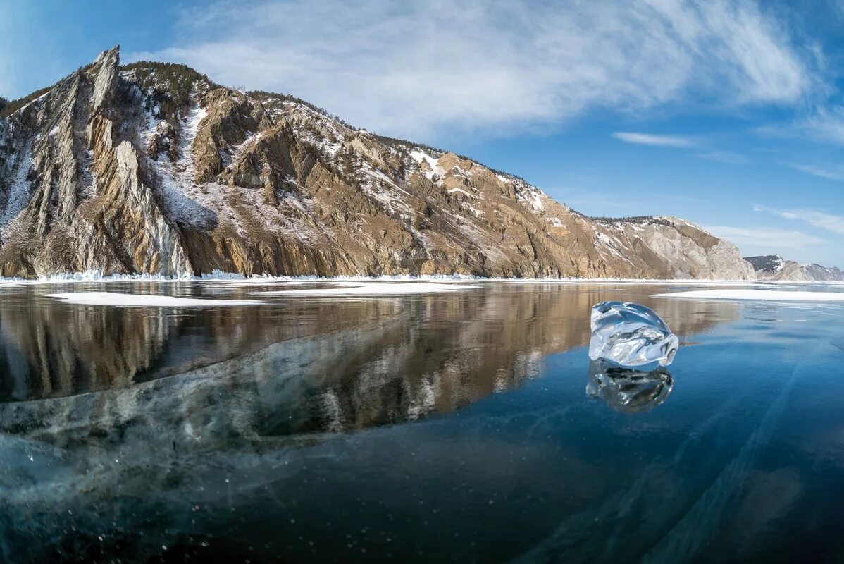Озеро в сибири 3. Восточная Сибирь Байкал. Сибирь озеро Байкал. Прозрачный лед Байкала Ольхон. Байкальский лед Ольхон.