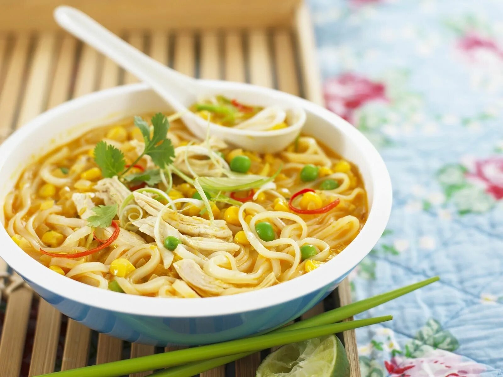 Лапша с яйцом и колбасой. Куриный суп-лапша (nudelsuppe).. лапша с яйцом. лапша из яичницы. nudelsuppe.