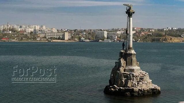 Памятник затонувшим кораблям в севастополе. Памятник затопленным кораблям вид с моря. Севастополь 19 век. Севастополь). Затопление корабля в севастополе.