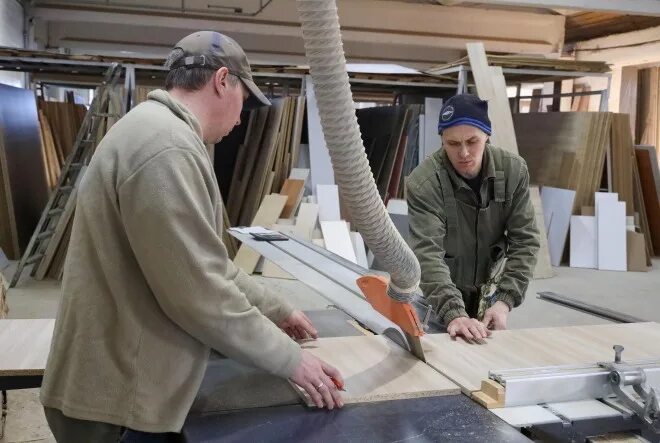 Контроль качества мебели на производстве. Мебельный цех тольятти. Производство мебели индивидуальным предпринимателем. Работник мебельного цеха. Технолог конструктор мебельного производства.