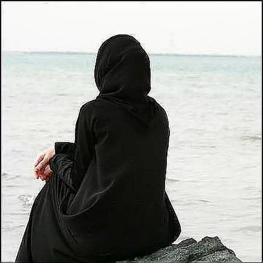 Чеченки никаб. Женщина в черном хиджабе. В хиджабе со спины.