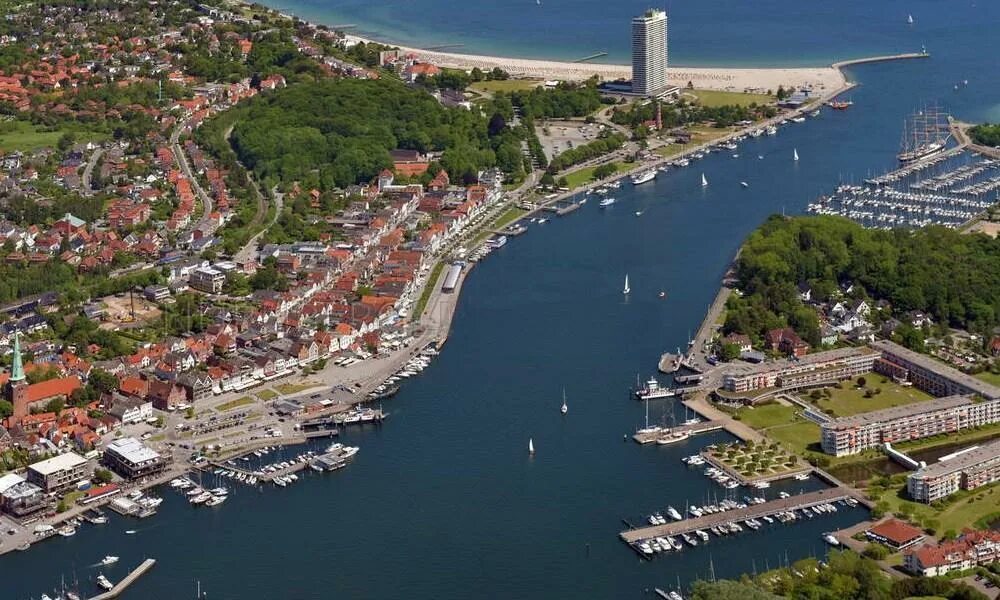 Самый значительный порт швеции – город гётеборг. Река казанка в казани. Порт антверпен. Abraham storck картины. Готенбург порт.