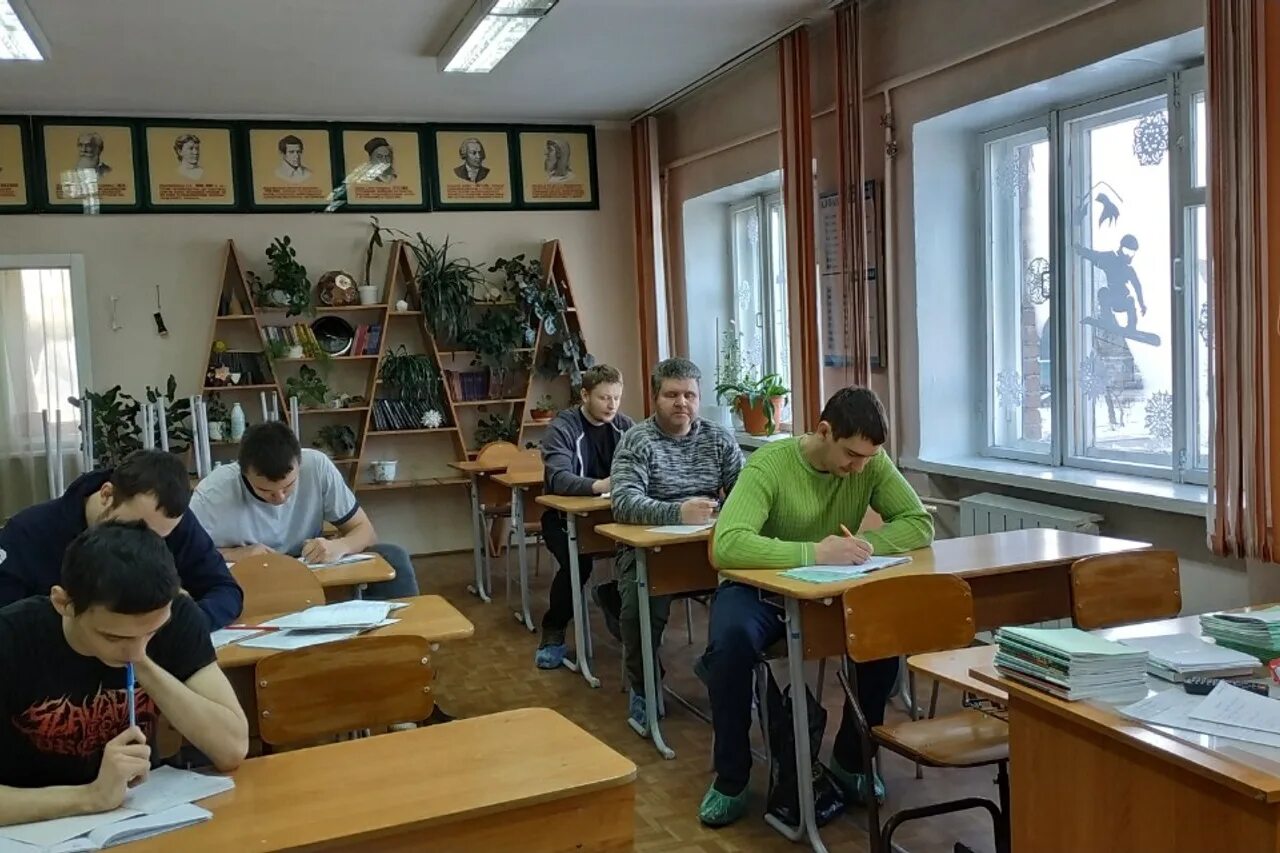 вечерняя школа 9 класс. вечерние школы после коррекционной школы. класс в вечерней школе. ученики вечерней школы. вечерняя школа.