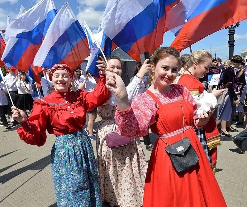 Какой сегодня праздник видео. День россии празднование. с праздником с днем россии. день россии люди. фестиваль день россии.