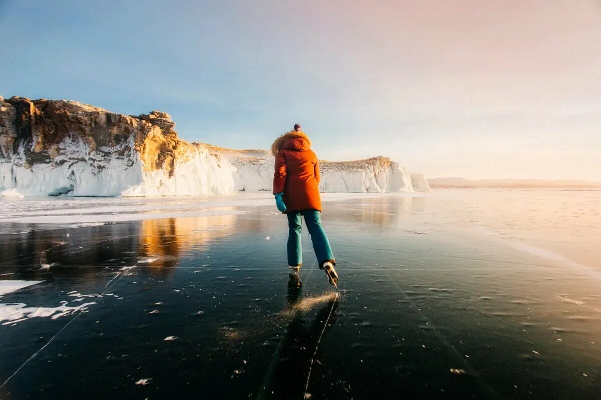 Сколько лед на байкале. Каток на озере Байкал. Байкал зимой каток. Каток на льду Байкала. Озеро Байкал на коньках.