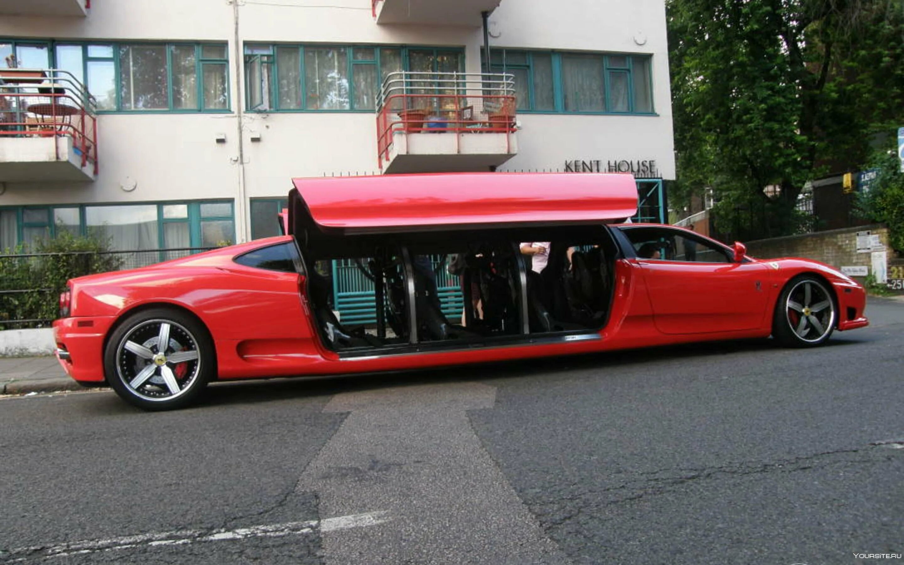 Удлиненные авто. Ferrari 360 Modena Limousine. Лимузин Джей Орберг.. Лимузин Бугатти. Феррари лимузин 407.