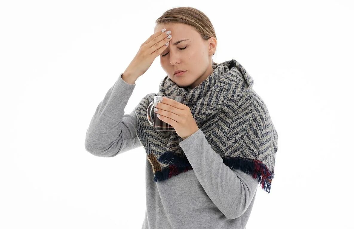 простуда озноб без температуры. девушка болеет. простуда озноб без температуры.