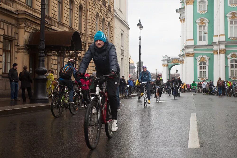 Велосипедист в Петербурге. Санкт Петербург велосипедисты. Велосипедисты в городе Питер. Велосипедисты в СПБ на Дворцовой. Велосипедисты нижнего