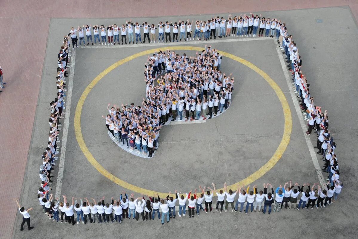 Офицеры выстроились в фигуру. Солдаты выстроились в ряд перед командиром. Флешмоб 2023. Как весело все выстроились в ряд. Флэшмоб.