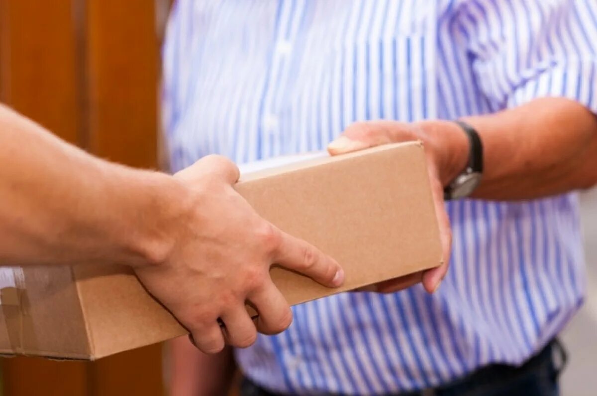 По другому данный материал. Коробка в руках. Человек передаёт коробку. Передает коробочку в руки. Руки передают.