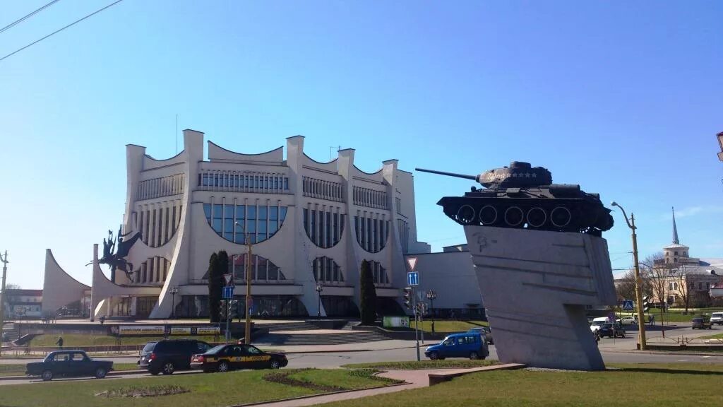 Vr6 by гродно. Достопримечательности Гродно театр. Драмтеатр Гродно. Драматический театр Гродно танк. Драмтеатр Гродно места.