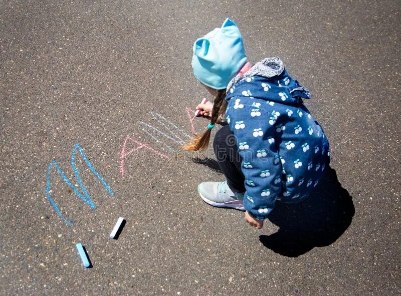 Рисунки мелом на асфальте для детей. Девочка написала миру мир. Рисунки на асфальте. Пятилетняя девочка. Дети рисуют мелками.