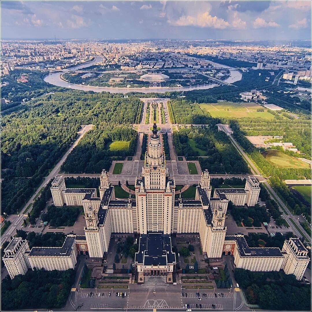 Важные здания в городе. Воробьёвы горы Москва МГУ. Парк Воробьевы горы МГУ. Площадка МГУ Воробьевы горы. Москва с высоты птичьего полета МГУ.