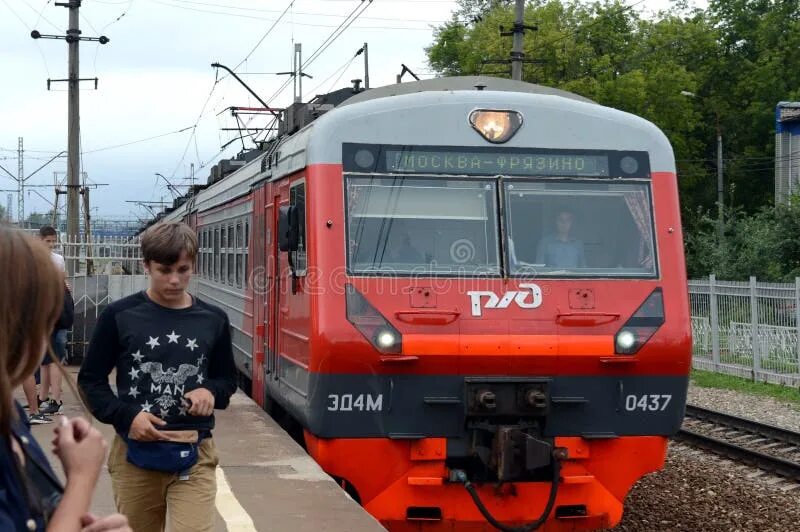 Расписание электричек ярославского вокзала подлипки москва. Траин 2015 станция Подлипки дачные. Электрички. Станции электричек Подлипки дачные. Электричка в Королев.