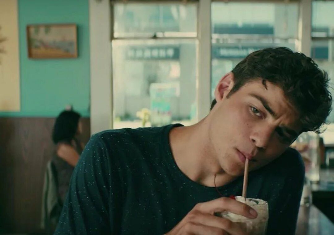 Peter Kavinsky. Питер Ковинский актер. Mark likes playing