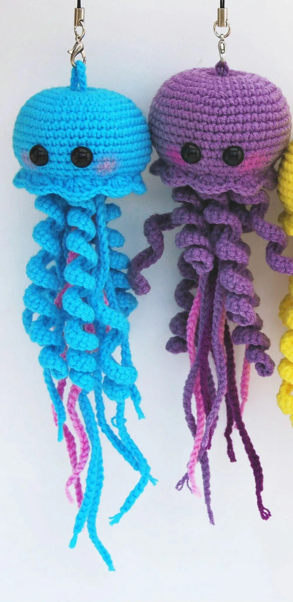 Вязаная медуза. Вязаные морские обитатели. Осьминожек игрушка вязаная. Погремушка осьминожка амигуруми. Вязаная медуза.