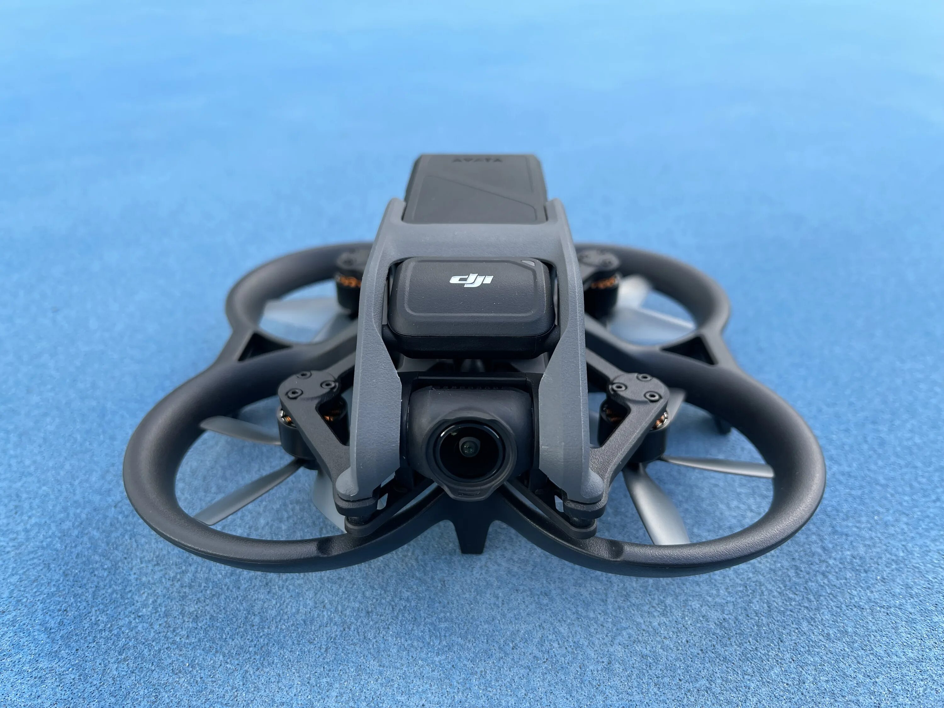 Dji avata fly. Квадрокоптер DJI Avata Pro-view Combo. DJI avatar FPV. Комплект DJI Avata Pro-view Combo. DJI аватар.