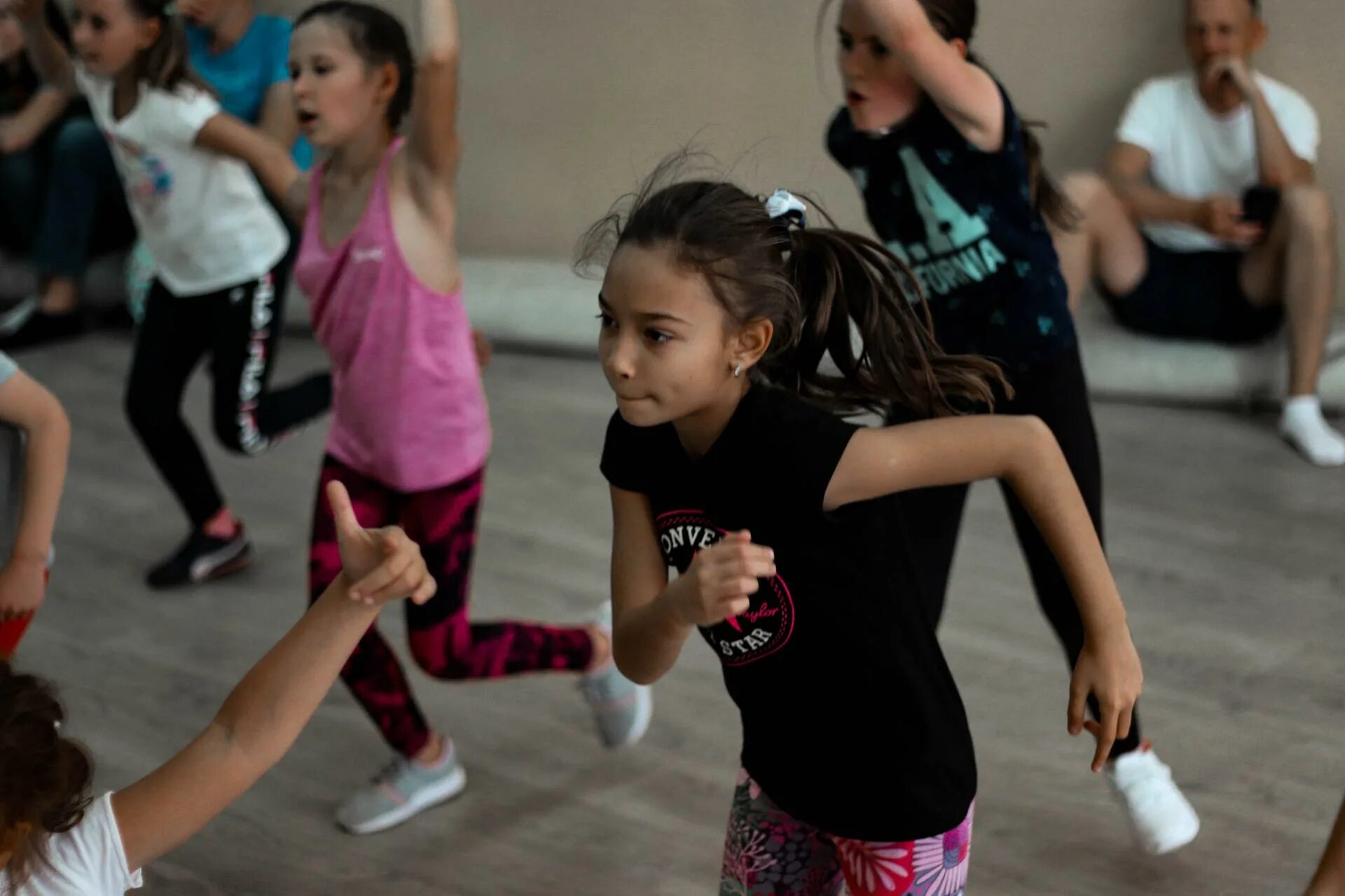 Школа уличных танцев. Детский Вог танец. Танцы 10 летних детей. Приложение школы танцев. Видео танцев 10 лет