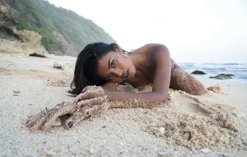 Невероятные фотографии обнаженной индонезийской модели Титы Сахары. 