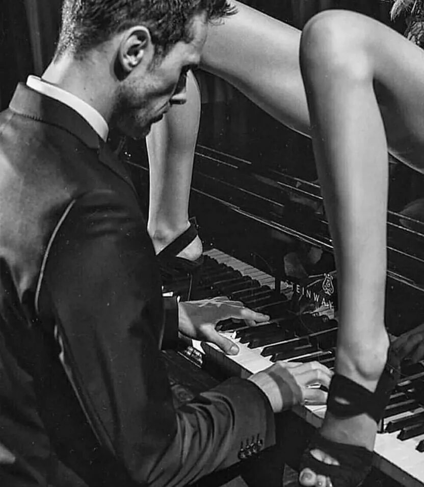 Luxury куни. Целует ножки. Мужчина и женщина за роялем. Целовать женские ноги. Мужчина целует ноги женщине.