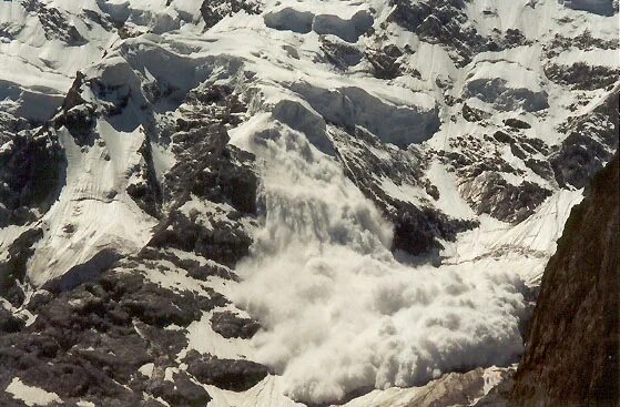 Обвал лавины. Обвал горы в пакистане в 2010 году. Оползни сели обвалы снежные лавины. Обвалы и снежные лавины. Опасные природные явления в горах.