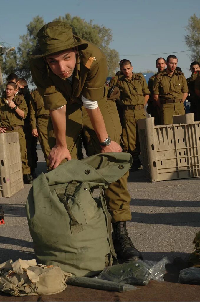 Военная форма. Александр безруков саратов. Солдаты цахал 2006. Женская армия в россии. I want to be a soldier 2010.