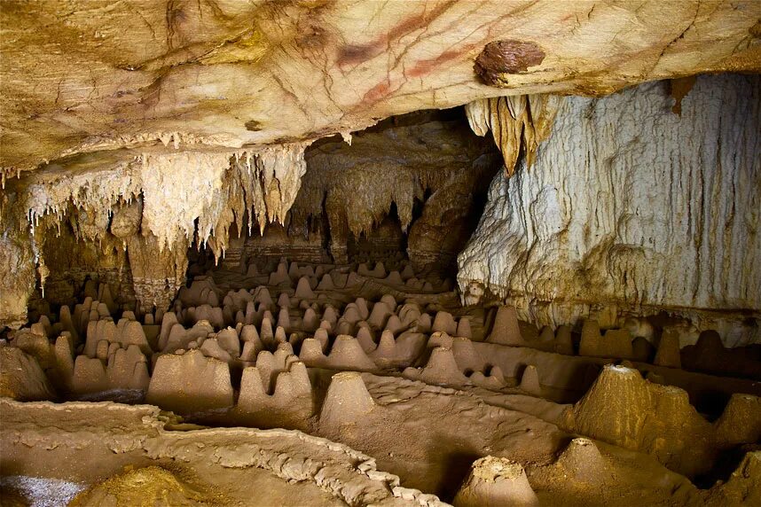 Caves de. Пещера Берроуза. Cave inside сталактиты. Пещера картинка. Песчаная пещера.