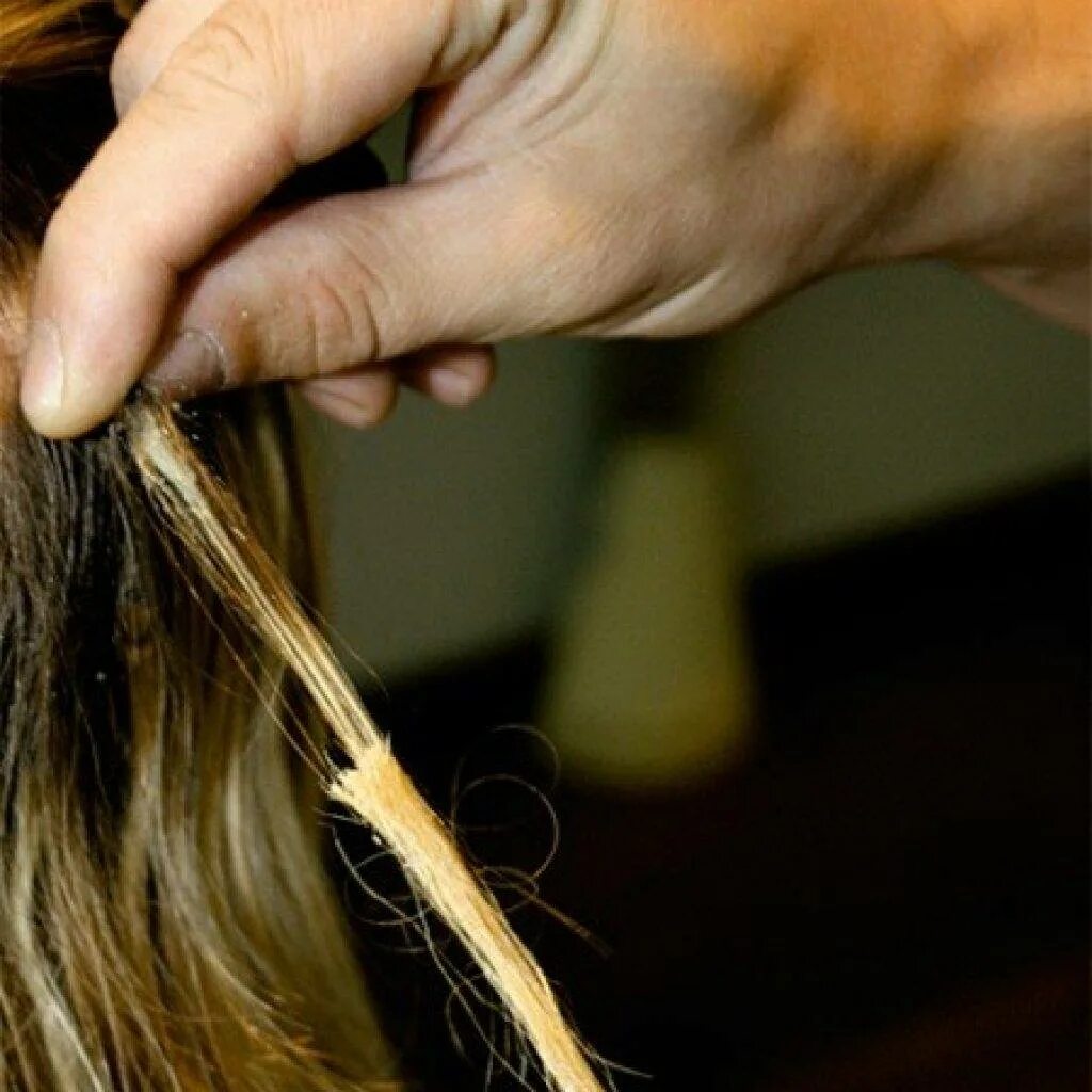 Коррекция нарощенных волос на капсулах. Наращивание волос снятие. Волосы после наращивания. Отросшие нарощенные волосы. Снятие наращенных волос.