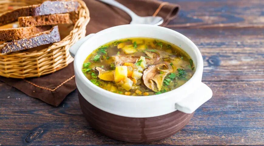 Рассольник. Суп перловый с грибами. Перловка с солеными огурцами и грибами. Перловка с грибами и луком и морковью. Постный грибной суп с перловкой.