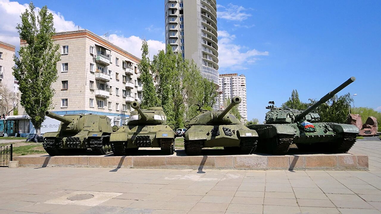 Танк ис т. Танк ИС 2 И Т 34. Волгоград т 72. Т-34 И Т-90. Т 72 И Т 34.
