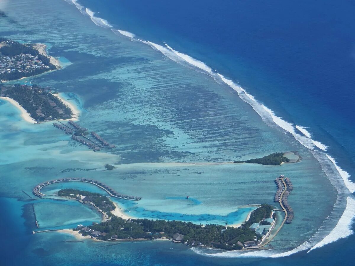 Какие острова расположены в индийском океане. Куреду Мальдивы риф. Мальдивы Лагуна риф. Атоллы Океании. Атолл в тихом океане.