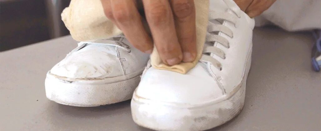 Чистка подошвы кроссовок. Чистка белой обуви. Помыть тканевые белые кроссовки. Чистка кроссовок. Чистка белых кроссовок.
