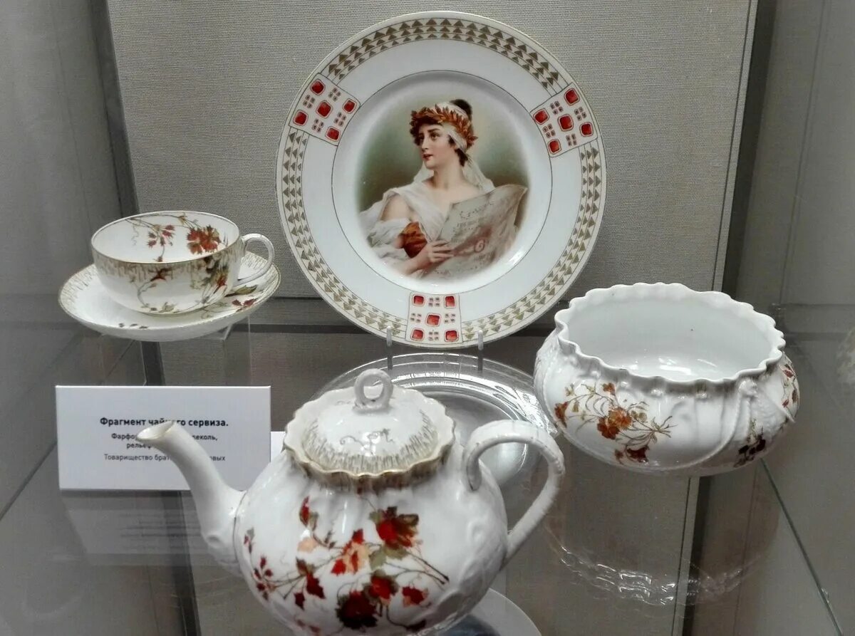 Чайная пара фарфор кузнецовский фарфор. Фарфор братьев корниловых. Фарфор братьев корниловых музей. Посуда братьев. Чайный сервиз кузнецовский фарфор 19 век.