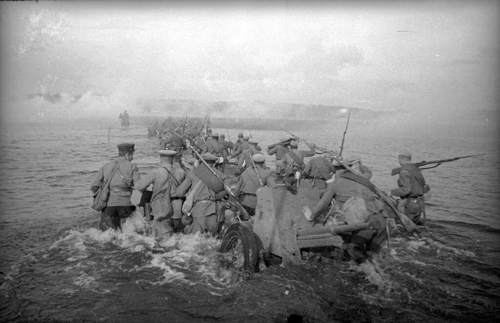 Переправа днепр. Форсирование реки Днепр в 1943 году. Форсирование Днепра 1943 год. Битва за Днепр 1941-1945. Битва за Днепр 1944.