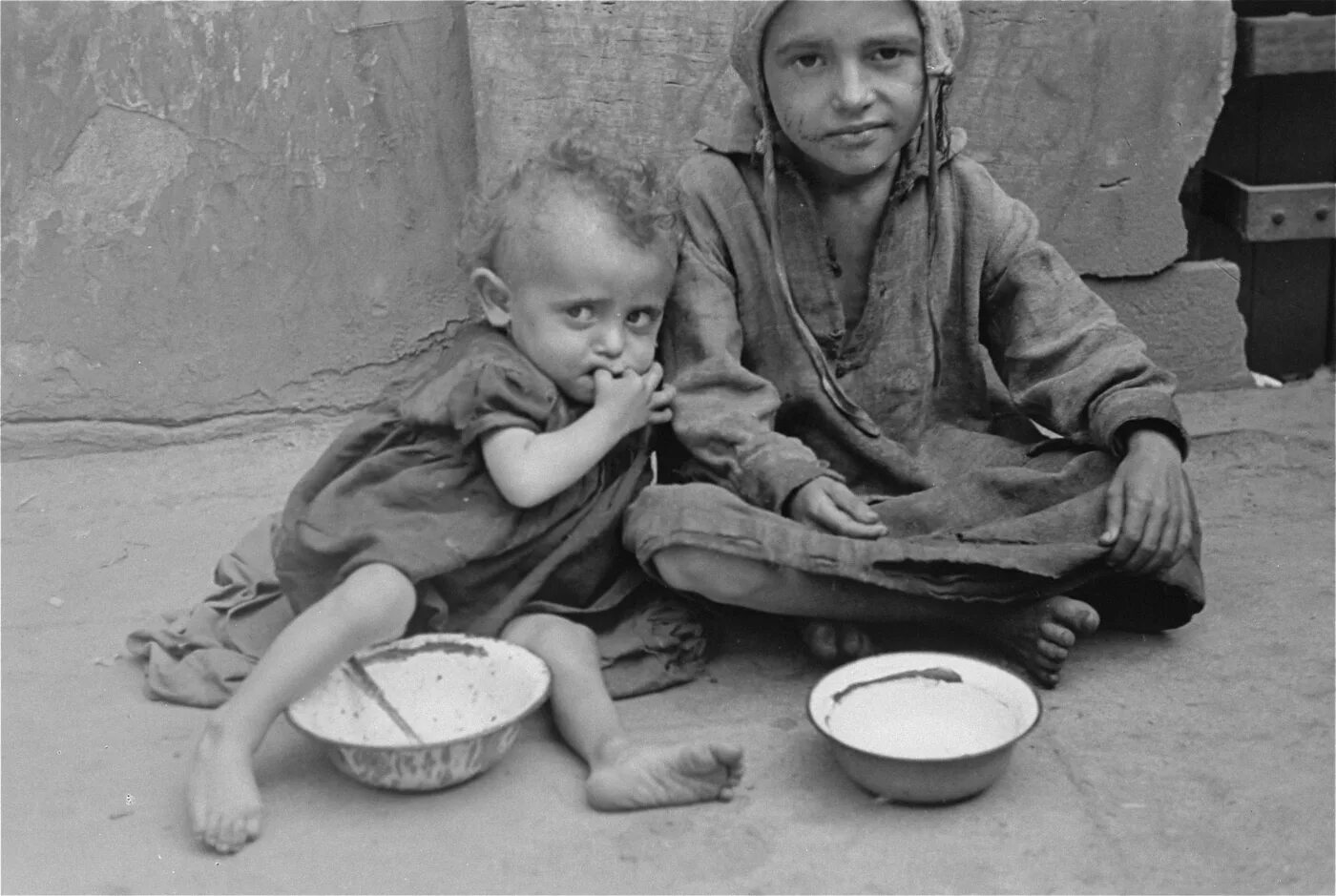 Военный голод. Запретные фотографии Варшавское гетто летом 1941 года. Варшавское гетто 1941 года гетто. Голодные дети войны 1941-1945. Голодающие дети Великой Отечественной войны.