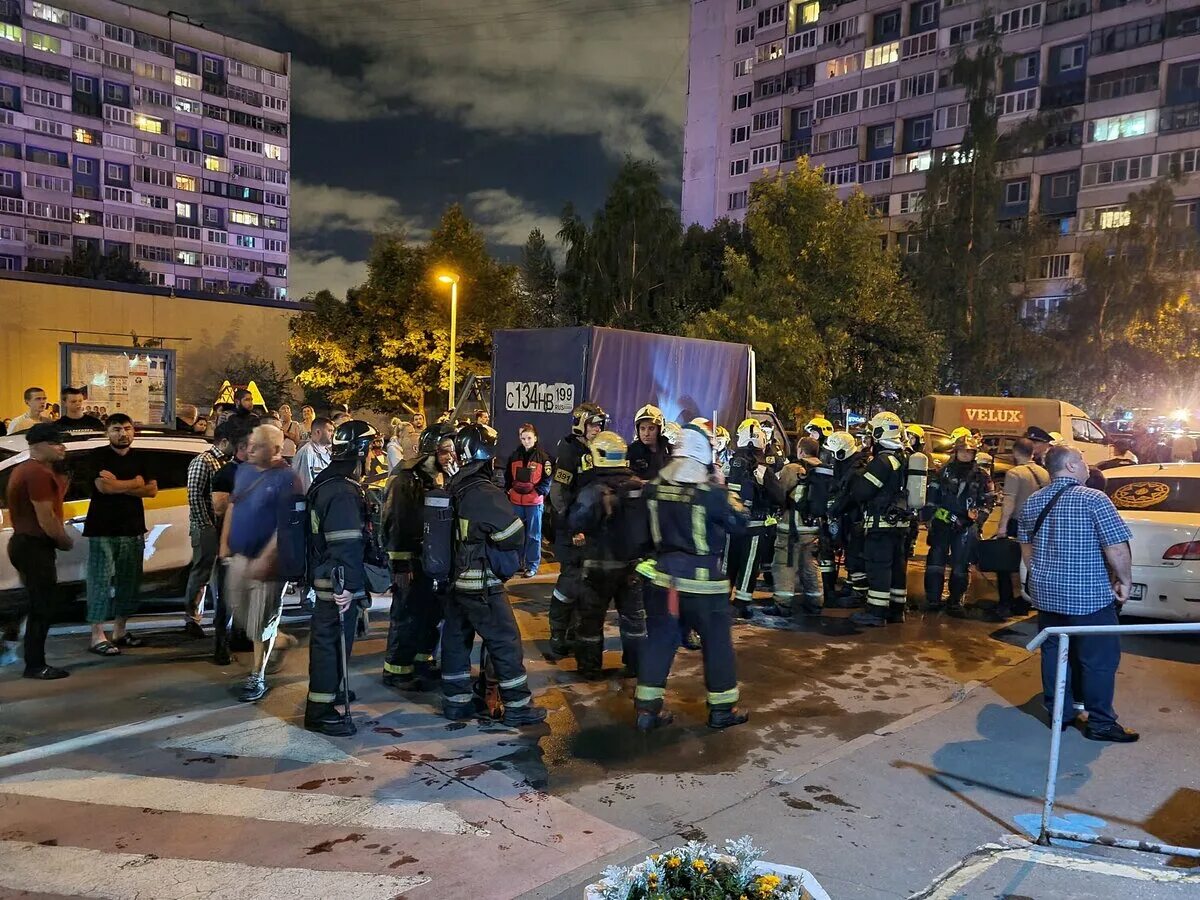 Пожар в хостеле на Алма Атинской. Пожар на Юго-востоке Москвы. Пожарные США. Люди на улице. Московский твориться