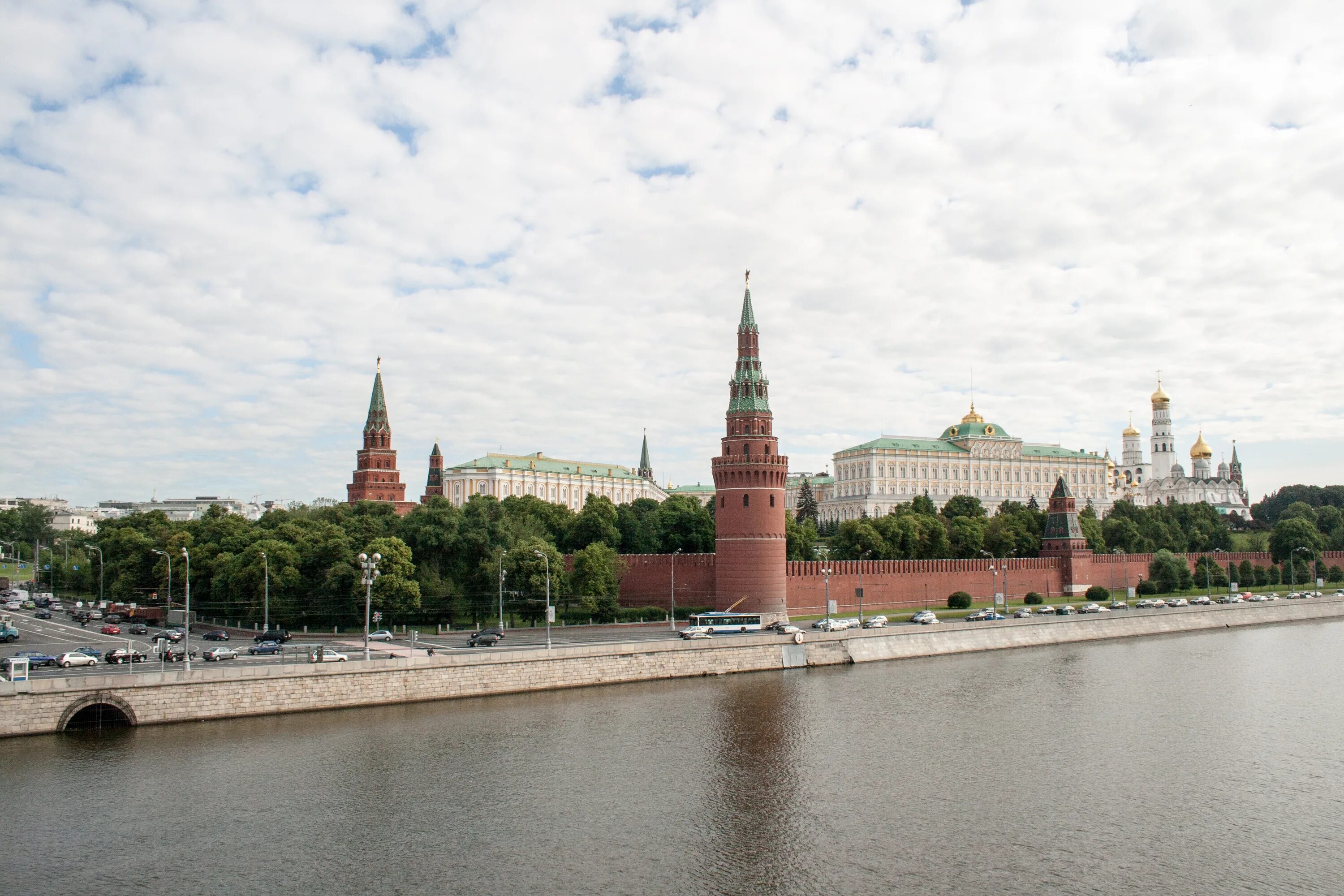 Какие реки протекают у московского кремля. Москва река Яуза Кремль. Вид Московского Кремля через Москву реку. Вид на Кремль с Москва реки. Вид с Кадашевской набережной на Кремль.