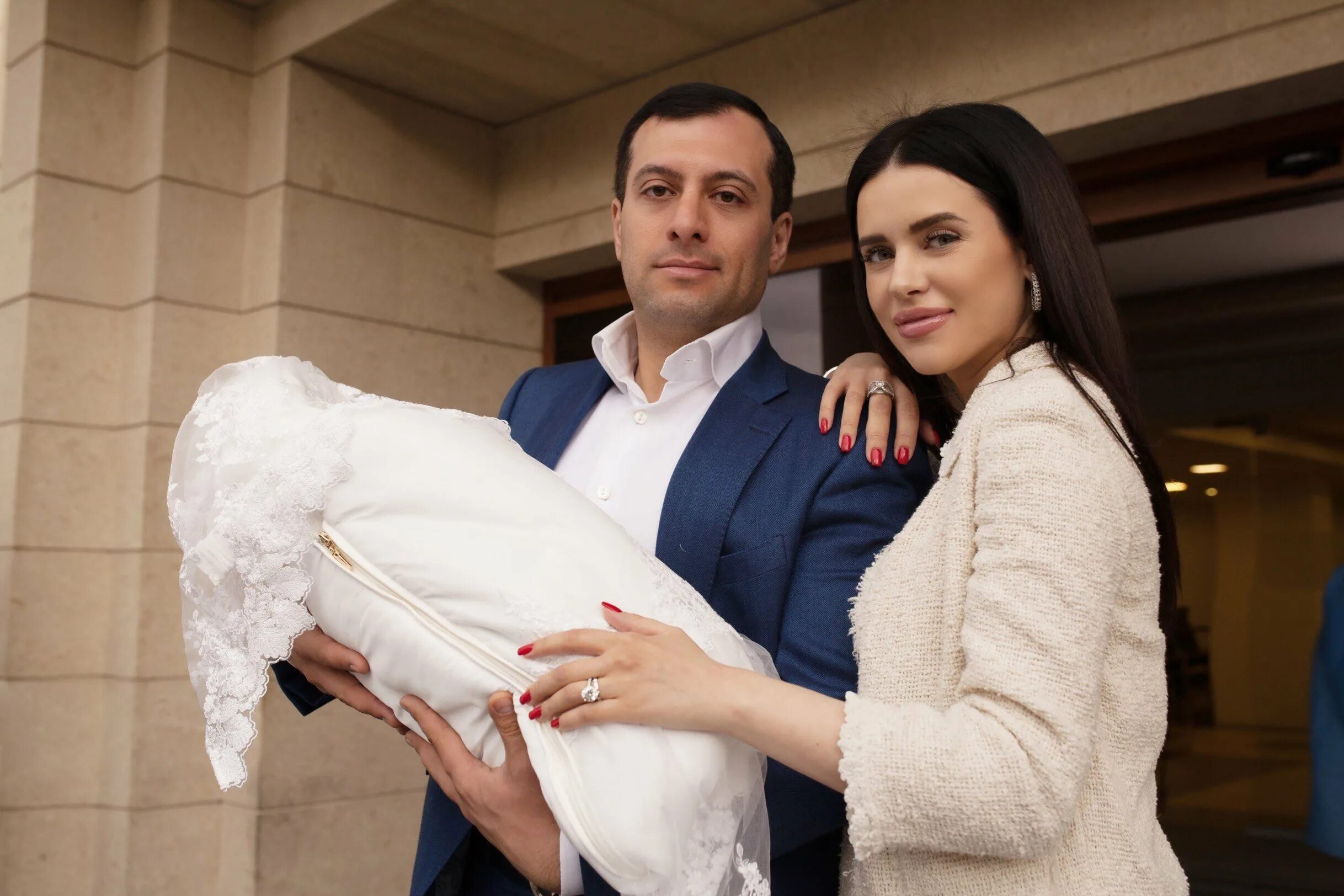 Жена с армяном. Anahit simonyan 2022. Жена армянина. Певец супер сако с женой. Жена армянина.