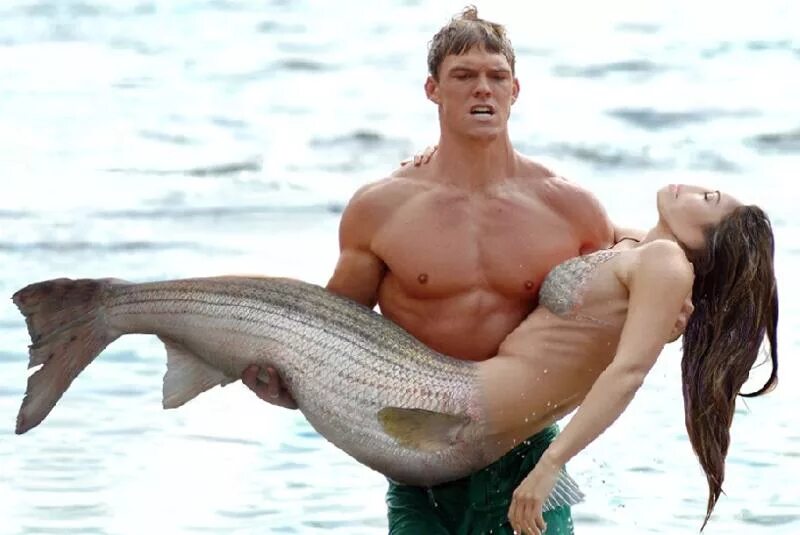 рыба человек купалась. рава рэй королева скатов. красивые девушки с акулой. рыба человек купалась. акула в море.