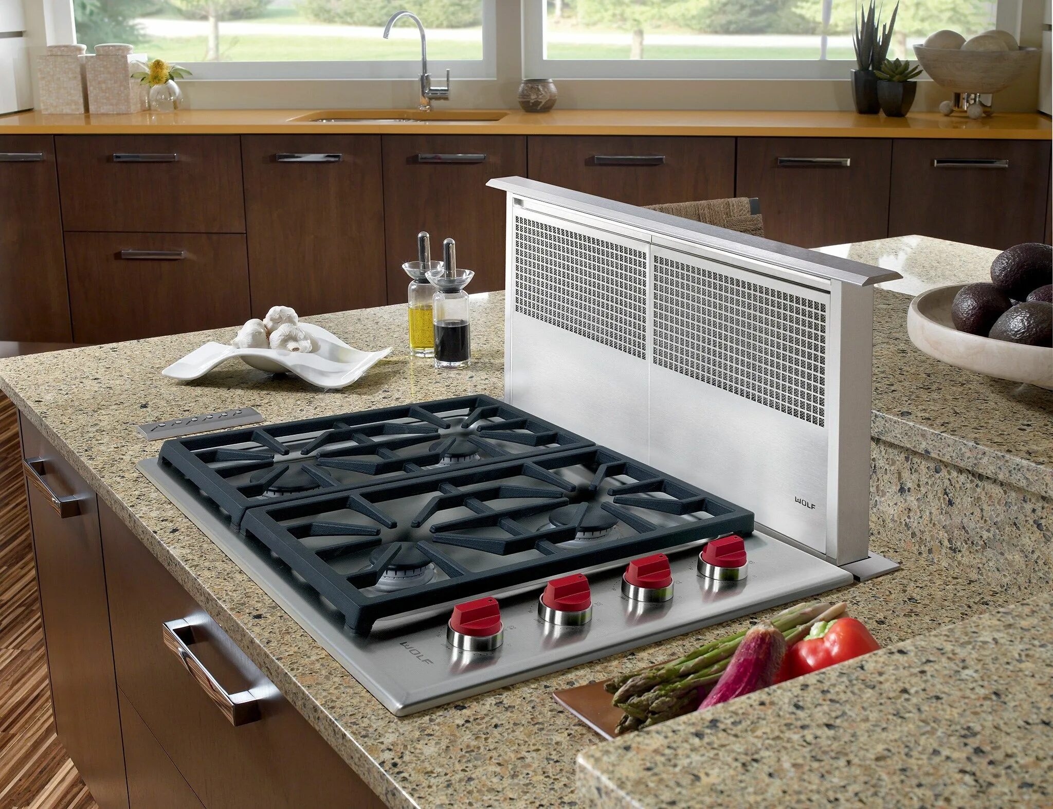 Вытяжка в плите. Варочная плита built-in Cooktop. Варочная панель на кухне. Встраиваемая варочная панель на кухне. Газовая плита встраиваемая в столешницу.
