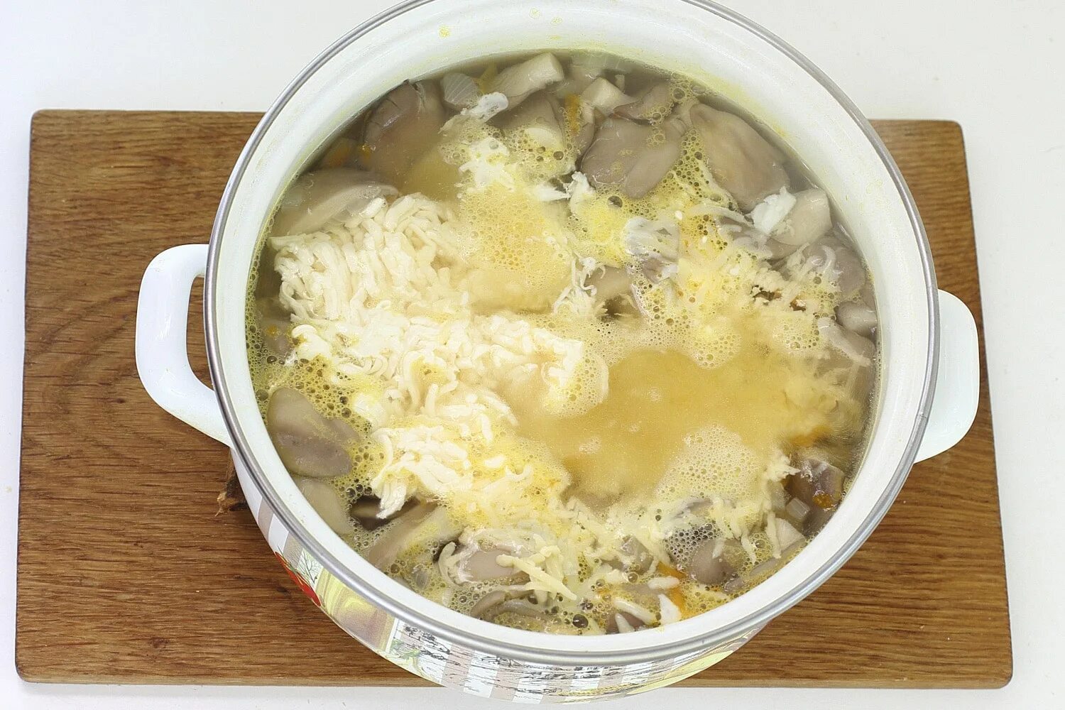 Вешенки приготовление супа. Грибной суп из вёшенок с плавленным сыром. Сырный суп с вешенками. Грибной суп с плавленным сыром с вешенками. Сырный суп вешенки.
