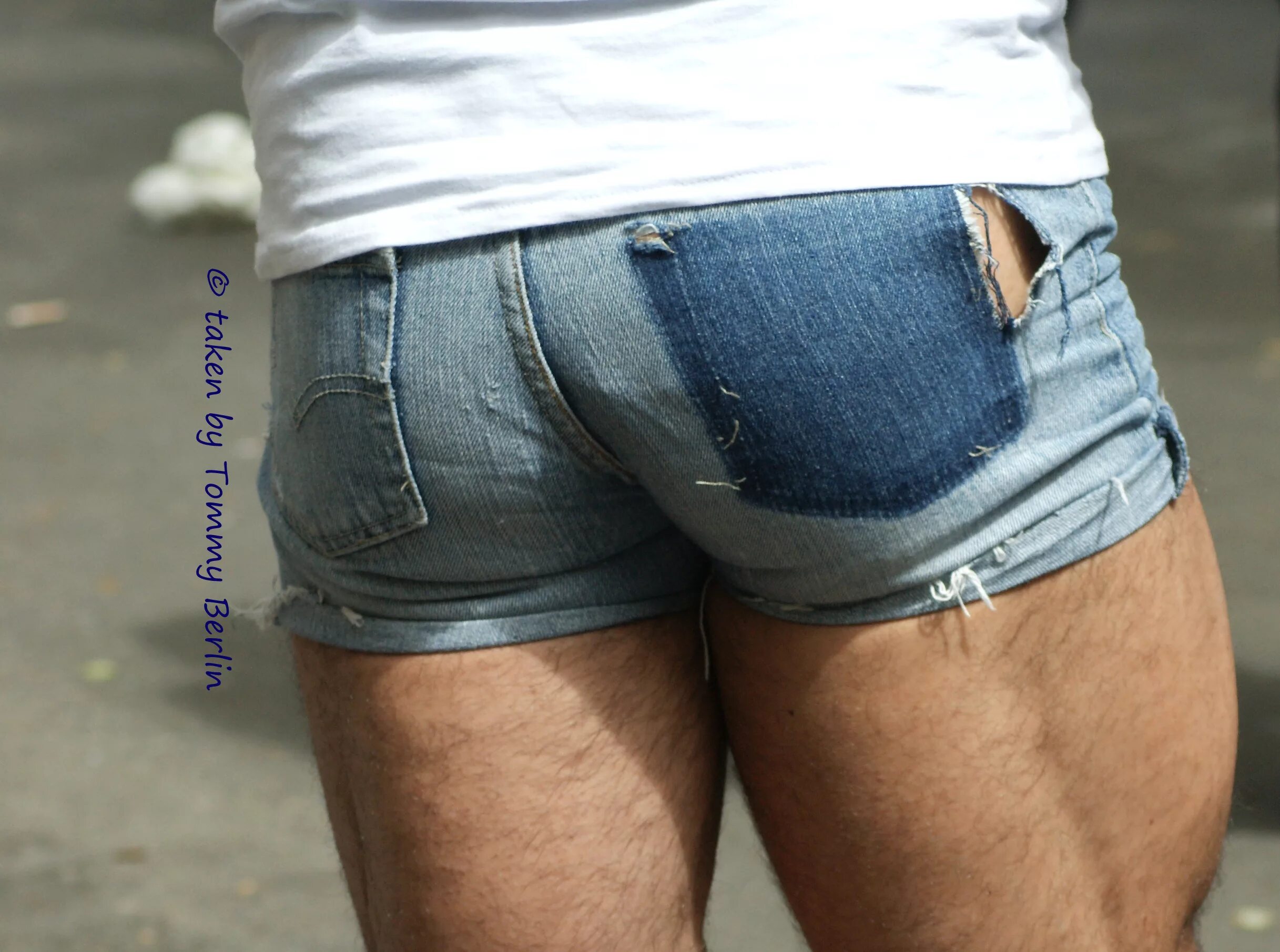 Мужик в джинсовых шортах. Мужчины в коротких джинсовых шортах. Мужской зад в джинсах. Мужской зад в рваных джинсах.
