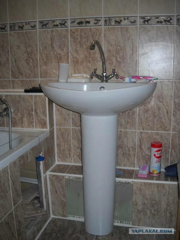 пьедесталом сифоном смесителем