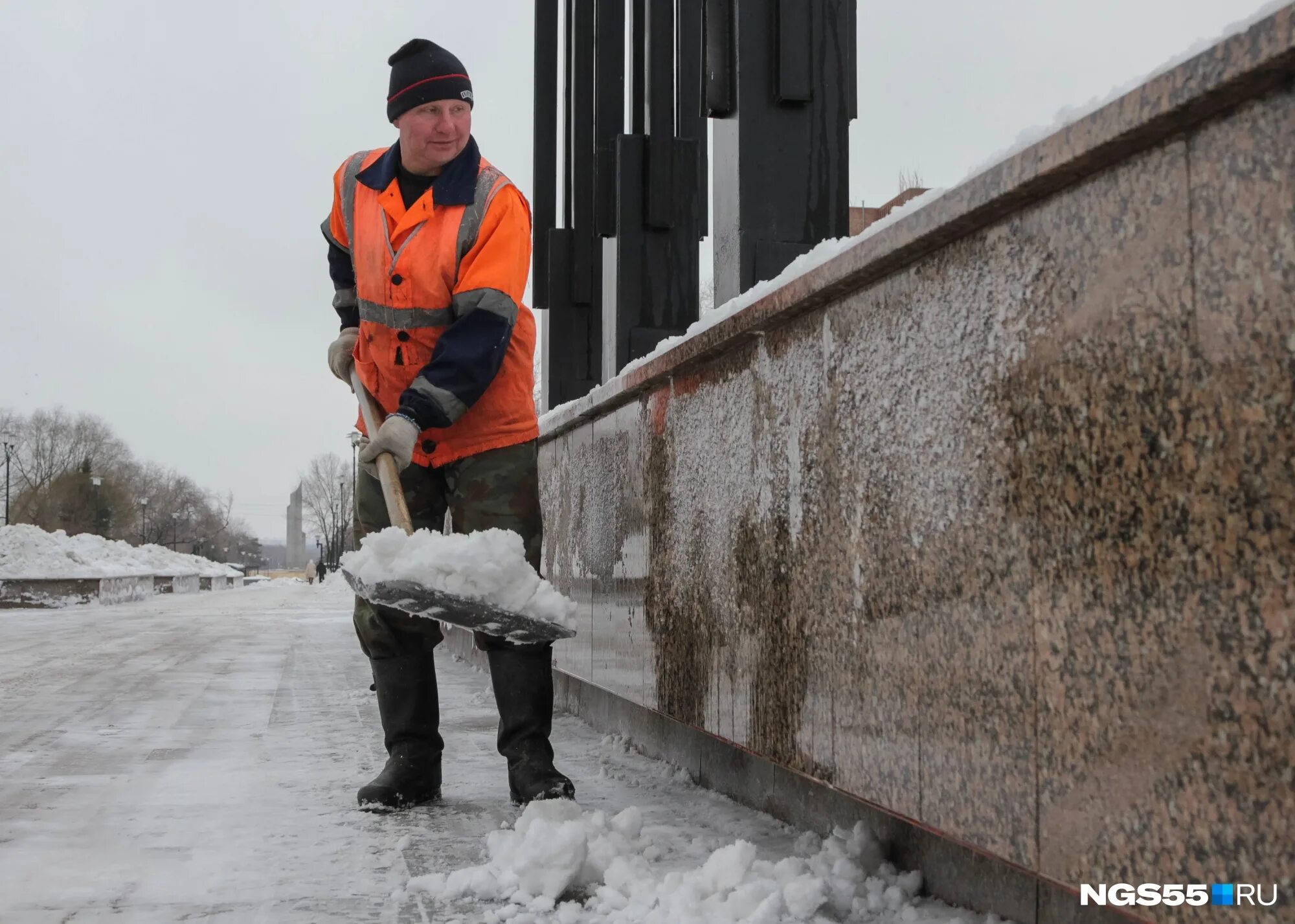 Уборка снега Омск. Очистка снега в Омске. Чистка снега в Омске. Москвичи откапывают город от снега. Купить снег омск